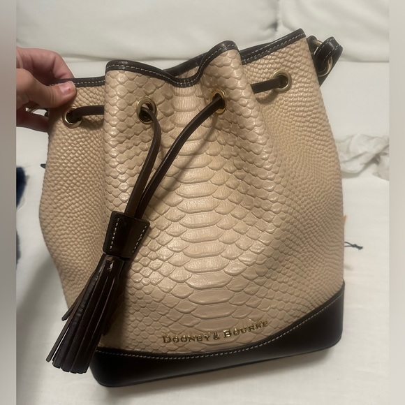 Limited Edition Dooney and Bourke drawstring bucket bag in Alligator - Picture 2 of 13